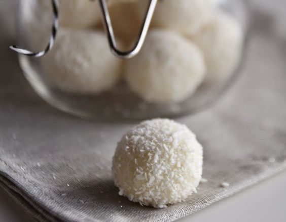 I cioccolatini al cocco e cioccolato bianco con la ricetta golosa