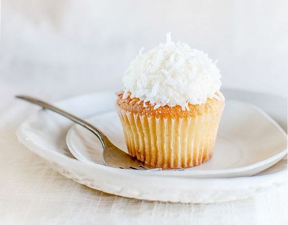 I cupcake al cioccolato bianco e cocco per uno sfizio goloso