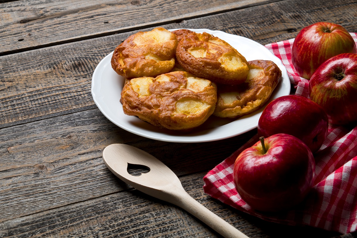 Le frittelle di mele, pistacchi e uvetta per Carnevale