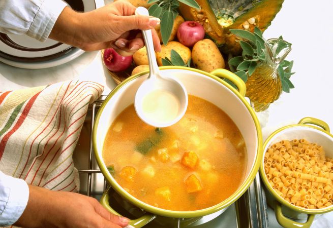 La minestra di pasta e patate con la ricetta gustosa