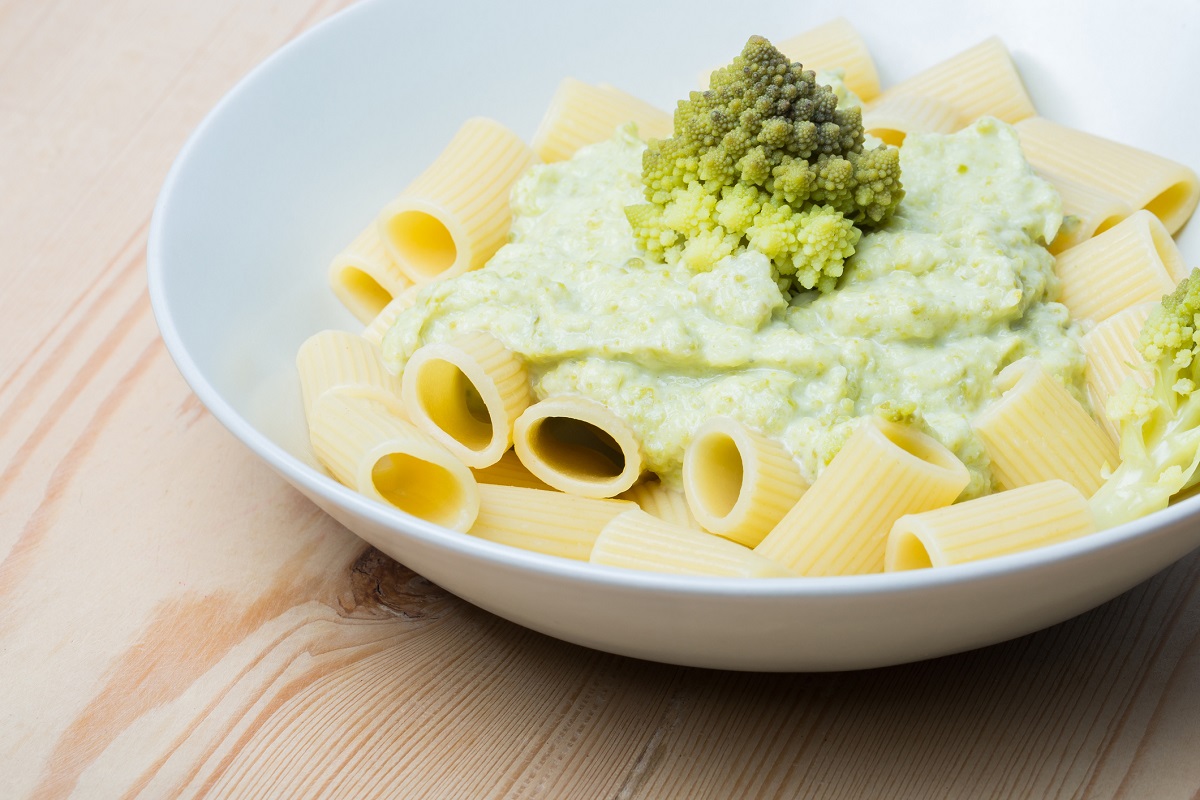 La pasta con il broccolo romanesco con la ricetta tradizionale