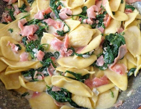 La pasta con spinaci e prosciutto cotto con la ricetta adatta ai bambini