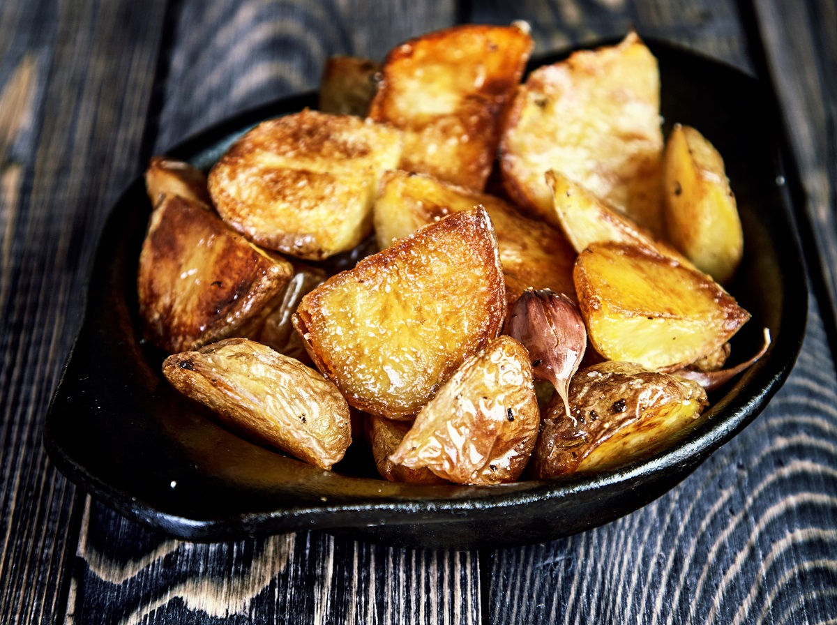 Le patate al forno con lime e pepe rosa con la ricetta semplice