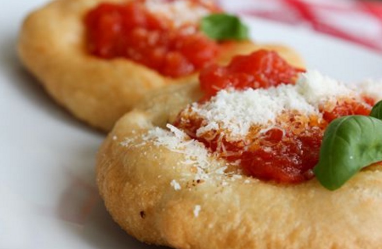 Le pizzette fritte napoletane, un antipasto semplice e sfizioso