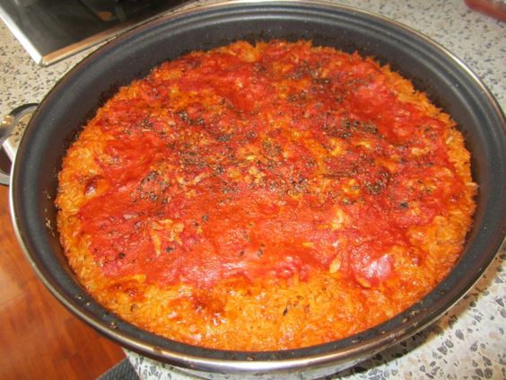 Il riso al forno con besciamella e pomodoro per il pranzo in famiglia