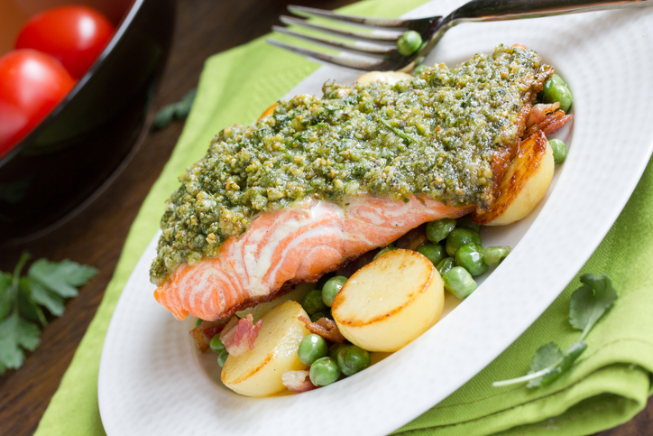 Il salmone in crosta di pistacchi e nocciole per una cena raffinata