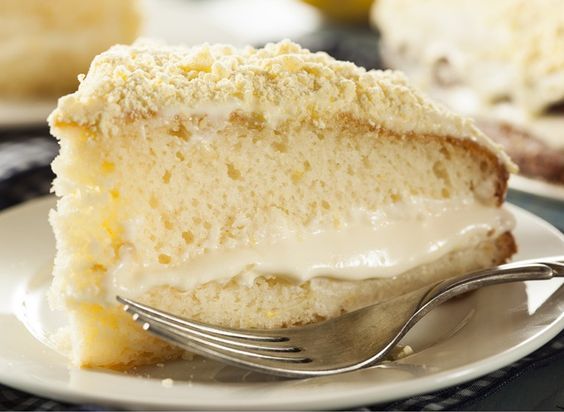 La torta farcita con crema al mascarpone per il dessert di fine pasto