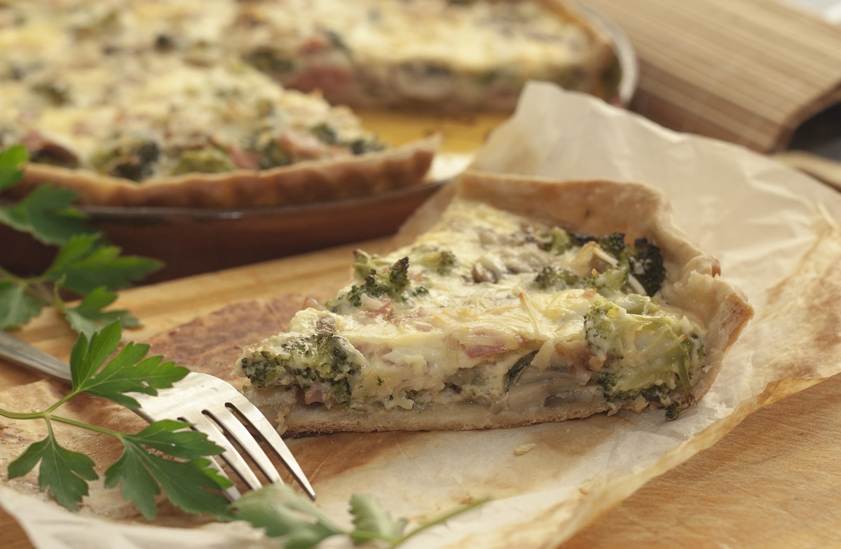 La torta salata con broccoli e scamorza affumicata per cene sfiziose