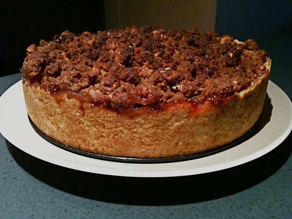 La ricetta della torta di pere con crumble alle mandorle