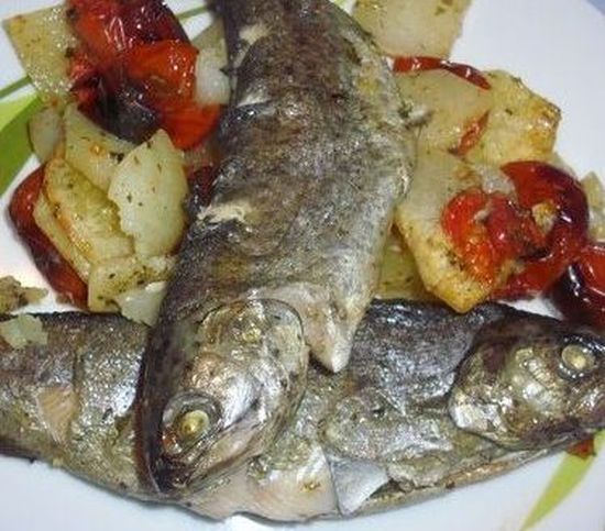 La trota al forno con patate e pomodorini con la ricetta leggera