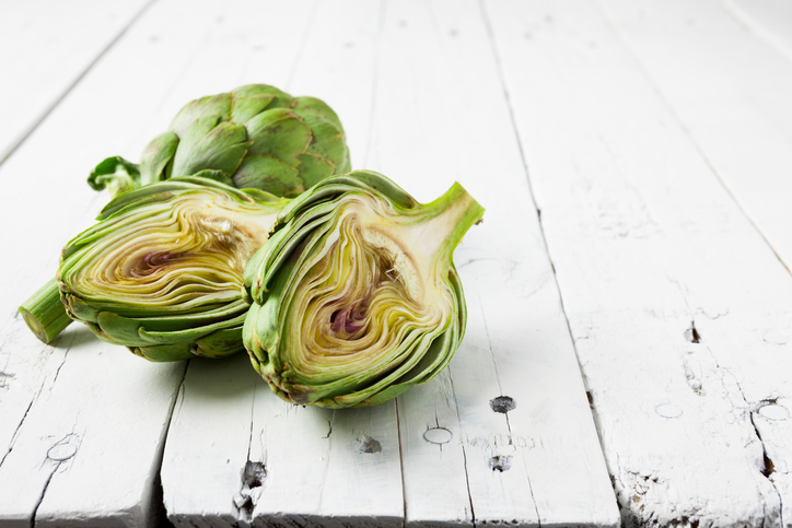 La ricetta dei carciofi in padella con olive e capperi per un contorno gustoso