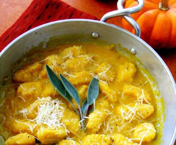 Come fare gli gnocchi con la crema di zucca al forno per un pranzo sfizioso