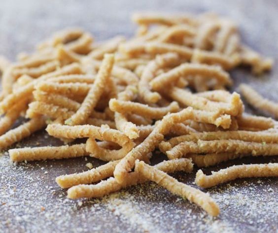 I passatelli asciutti con speck e radicchio per un pranzo veloce