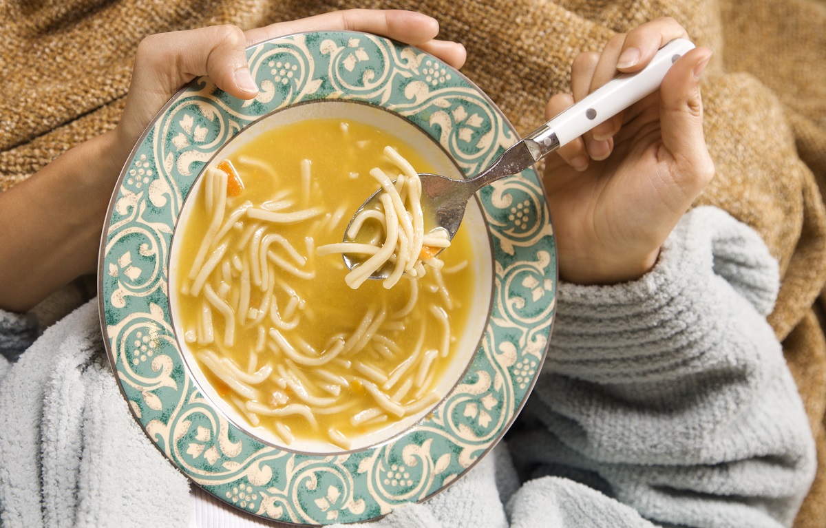 Pasta e patate con croste di parmigiano, il primo piatto semplice ed economico