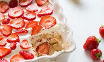 Il tiramisù alle fragole e ricotta con la ricetta veloce