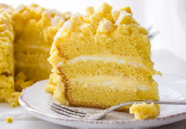 La torta mimosa all&#8217;ananas per la Festa della donna con la ricetta semplice