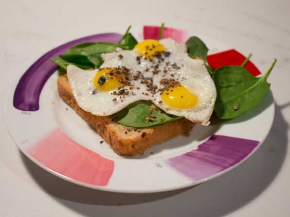 Uova di quaglia al tegamino: la ricetta facile