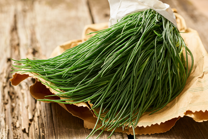 Gli agretti con olive nere e prezzemolo per un contorno sfizioso