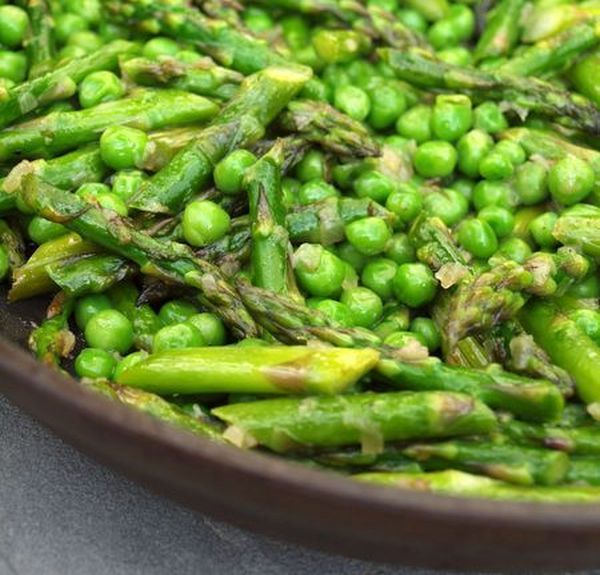 Come preparare gli asparagi e piselli in padella con la ricetta veloce