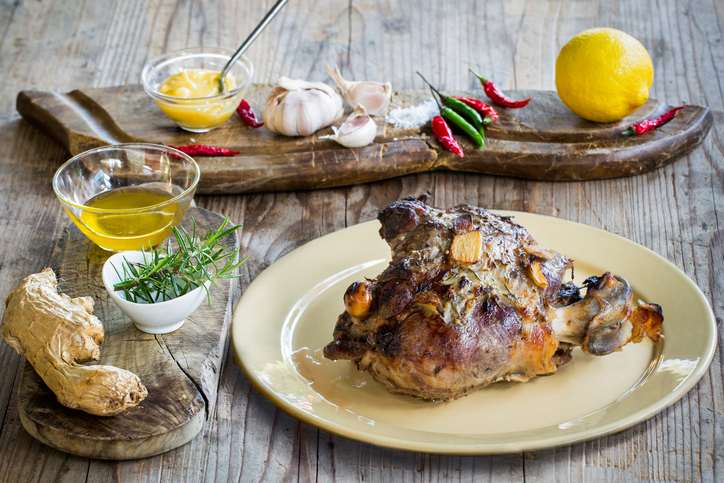 Il cosciotto di agnello ripieno di carciofi da preparare a Pasqua