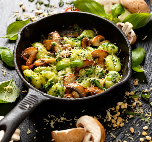 Gnocchetti al pesto e funghi champignon, la ricetta di Pasqua vegetariana