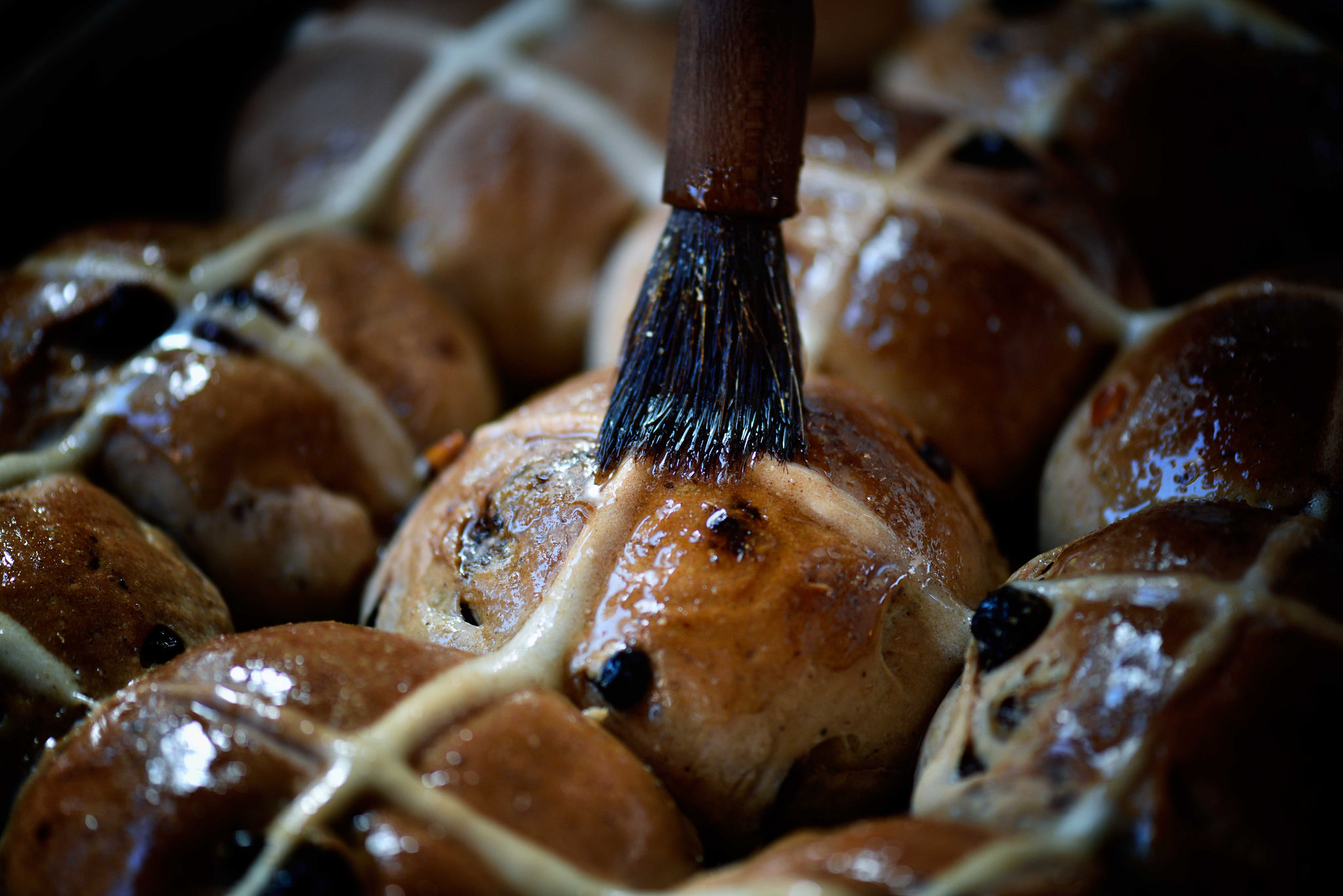 La ricetta degli hot cross buns inglesi per la colazione di Pasqua