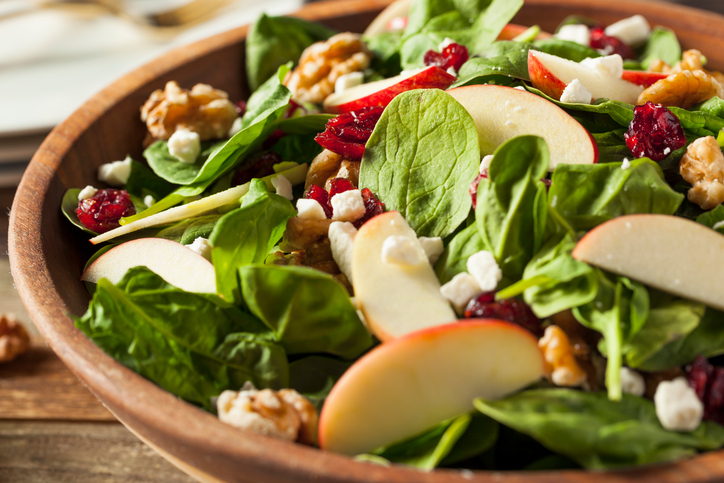 L’insalata di spinaci crudi e mele con la ricetta sana