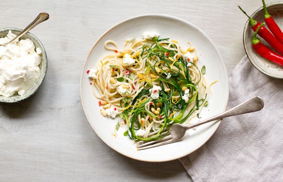 La pasta con agretti e ricotta per un primo leggero