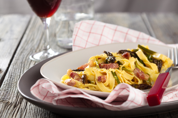 La pasta con asparagi e salsiccia per un primo piatto rustico