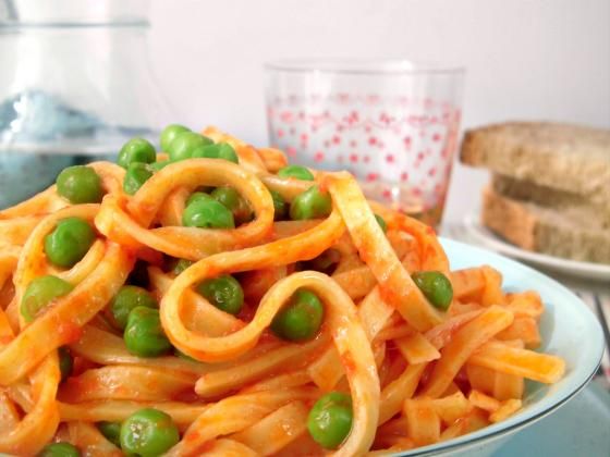 Pasta con piselli e pomodoro: la ricetta per il pranzo in famiglia