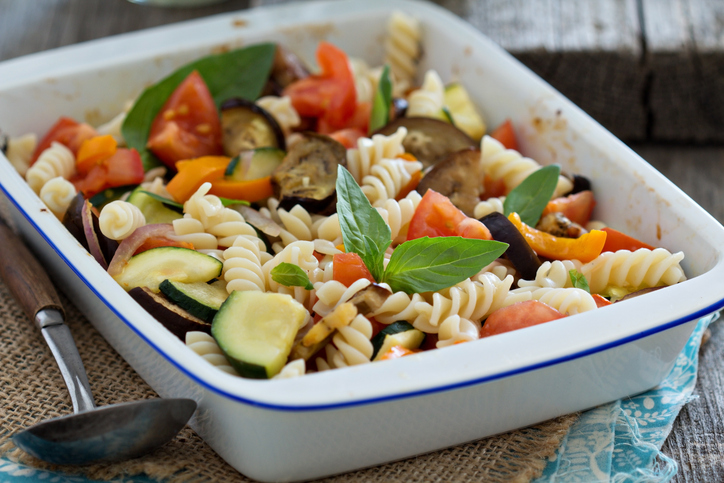 La pasta con verdure grigliate e mozzarella con la ricetta facile e veloce