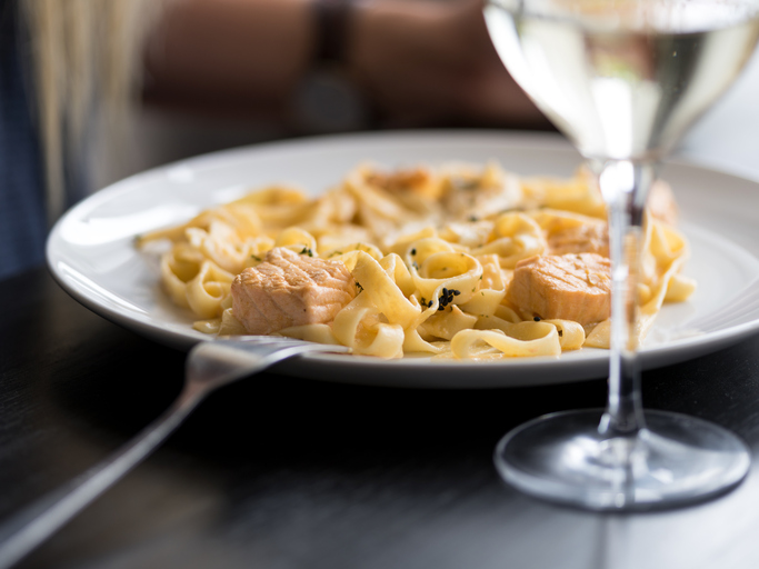 La ricetta della pasta con salmone e crema di tartufo per un primo chic