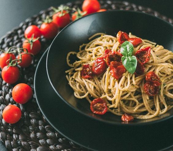 Il pesto di rucola e pomodorini confit con la ricetta sfiziosa