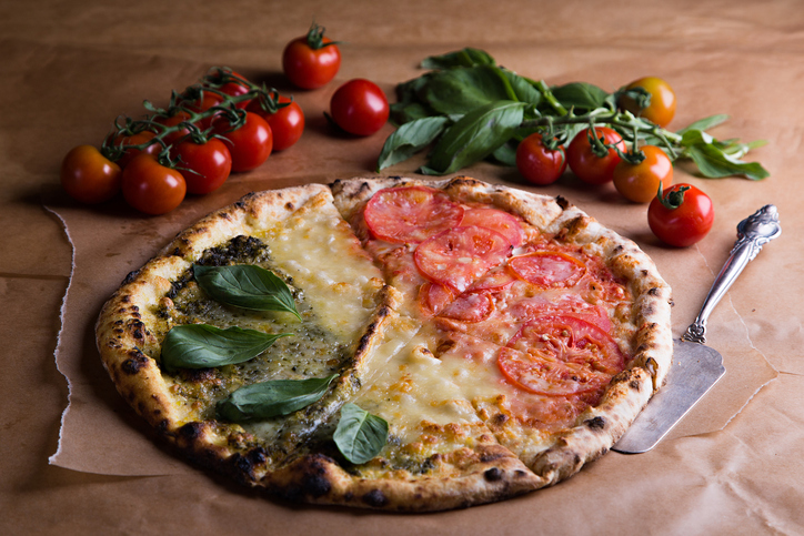 La ricetta della pizza tricolore da fare in casa