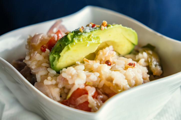 La ricetta del risotto con avocado e gamberi