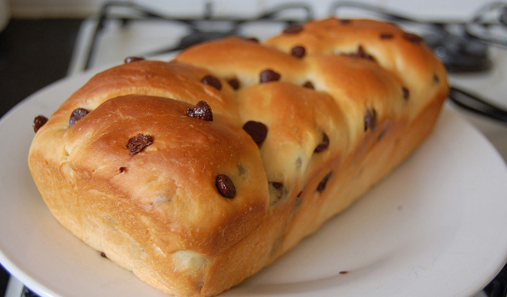 La ricetta della treccia di Pasqua con gocce di cioccolato per i bambini