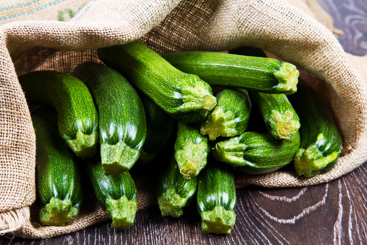 Le zucchine lesse all&#8217;insalata, la ricetta veloce