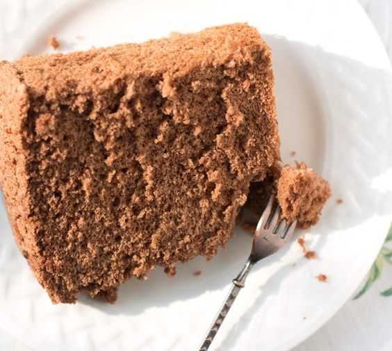 La chiffon cake al cacao e cocco perfetta per merenda