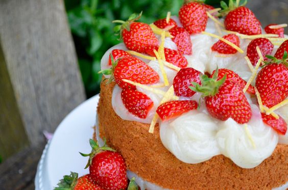 La chiffon cake con fragole e crema perfetta per il dessert di fine pasto