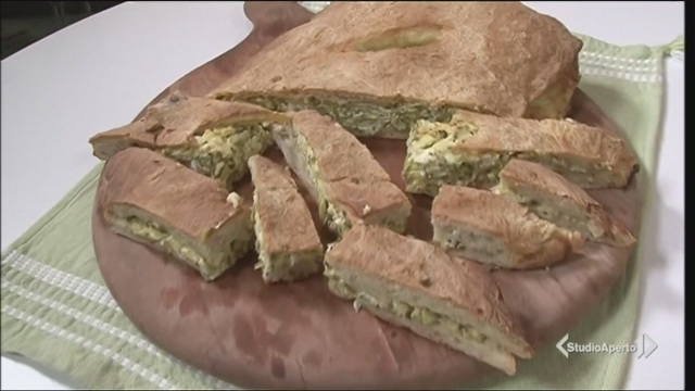 Come si prepara la focaccia con zucchine e feta: la video ricetta