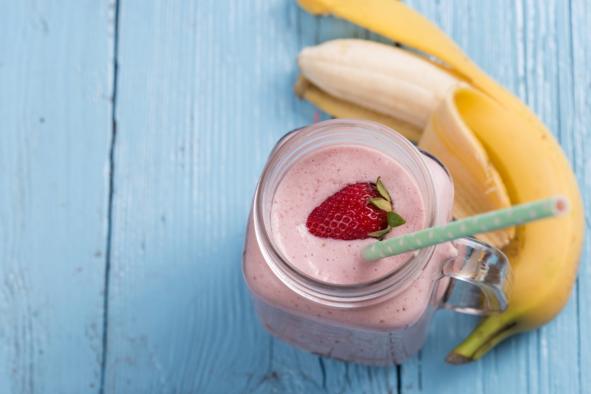 Il frullato di fragola e banana per una merenda sana e gustosa