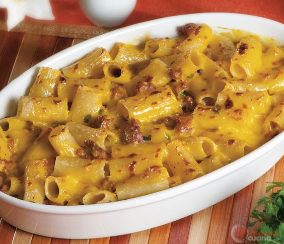 La pasta zafferano e salsiccia al forno perfetta per il pranzo della domenica