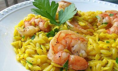 Il riso con zafferano e gamberetti per un primo semplice ma gustoso