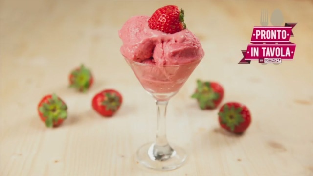 Sorbetto alle fragole e yogurt greco, la video ricetta