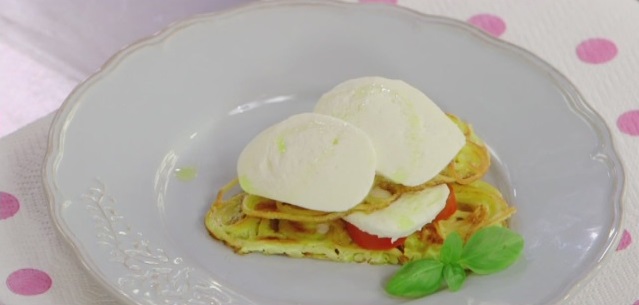 La video ricetta degli spaghetti croccanti con pomodoro e mozzarella