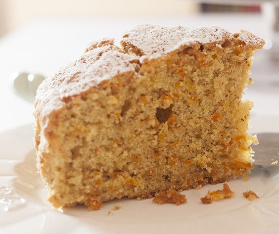 La torta integrale con carote e mandorle perfetta per la colazione