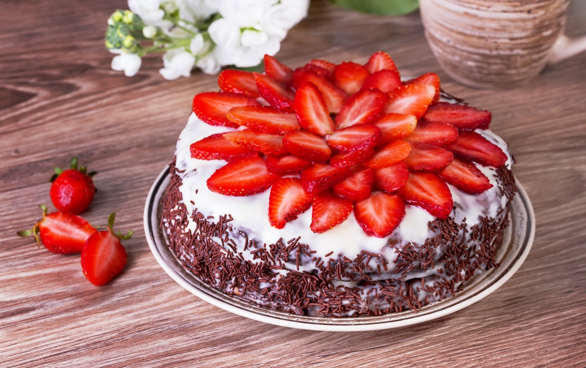 La ricetta della torta facile con fragole e nutella