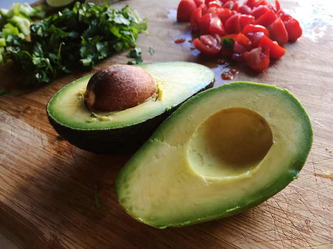 Il pesto di avocado e pomodori secchi con la ricetta veloce