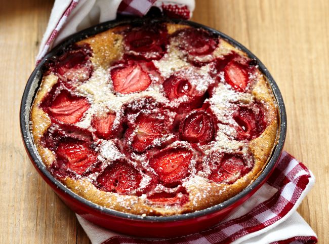 Il clafoutis alle fragole perfetto per la fine dei pasti