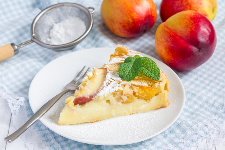 Il clafoutis di pesche sciroppate con la ricetta facile e veloce